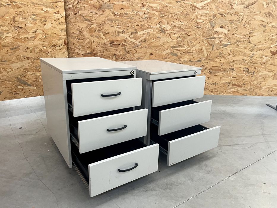 Secretárias e mobiliário de escritório