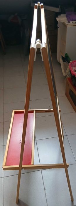 Quadro com tripé, ardósia e acetato.