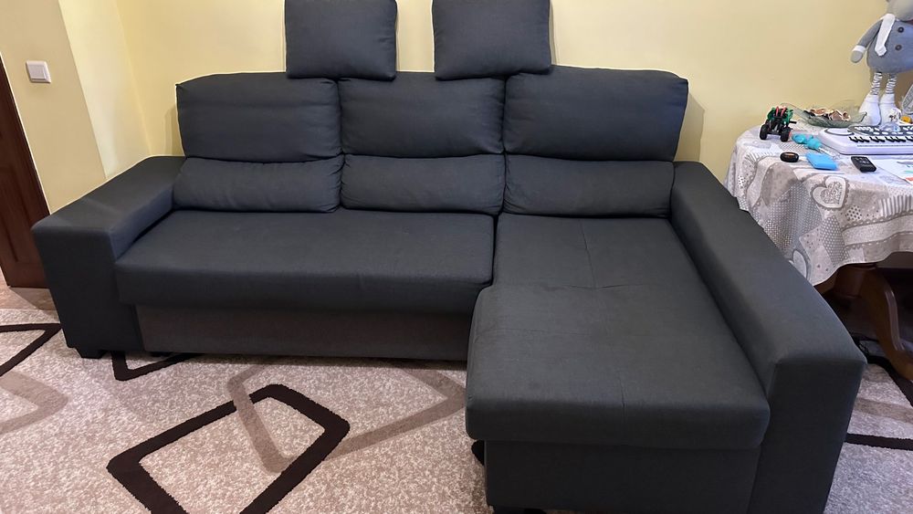 móveis estofados em bom estado, o dormitório mede 2 m por 1,4.