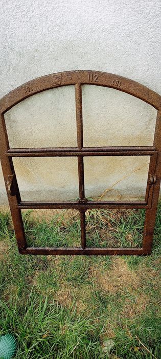 Stare żeliwne okno.