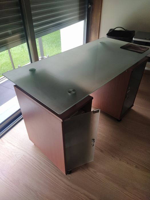 Secretária com tampo de vidro