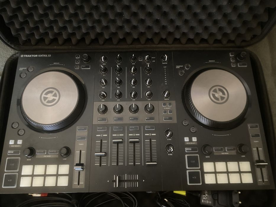 Controlador DJ Native Intruments Traktor S3 da Native Instruments com mala de transporte UDG