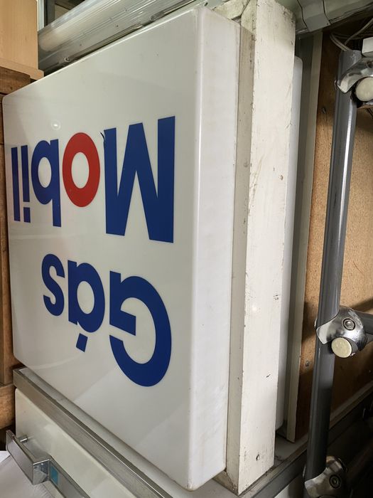 Reclame luminoso do gás mobil antigo