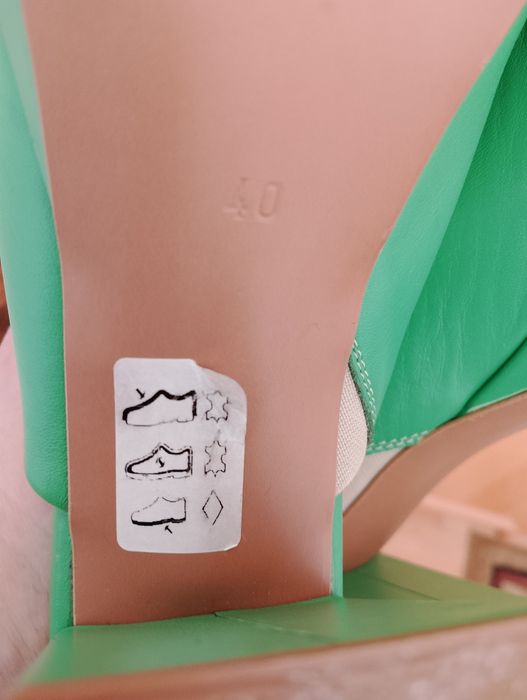 Nowe Skórzane klapki na słupku 39,5