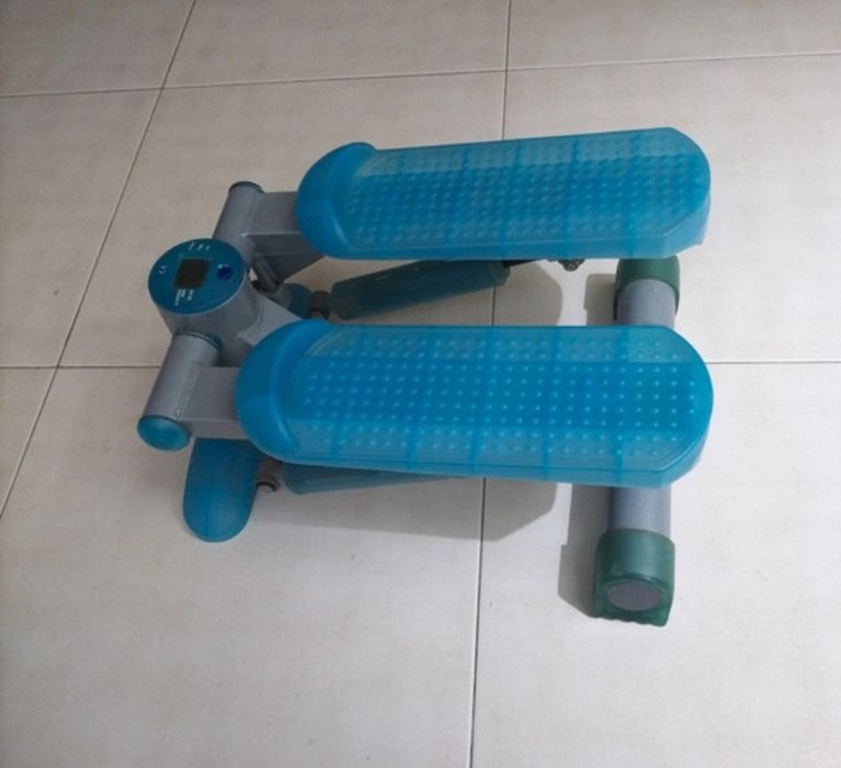 Step de ginástica azul.