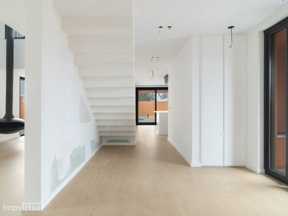 Moradia contemporânea T5 a estrear com Piscina e Jardim