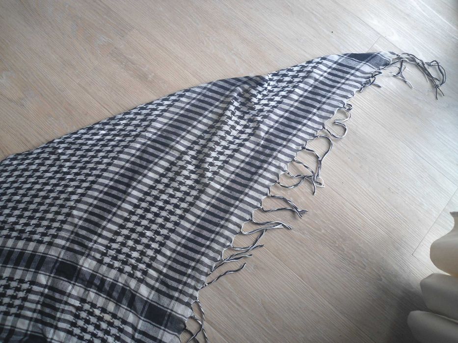 2 lenços triangulares a três cores