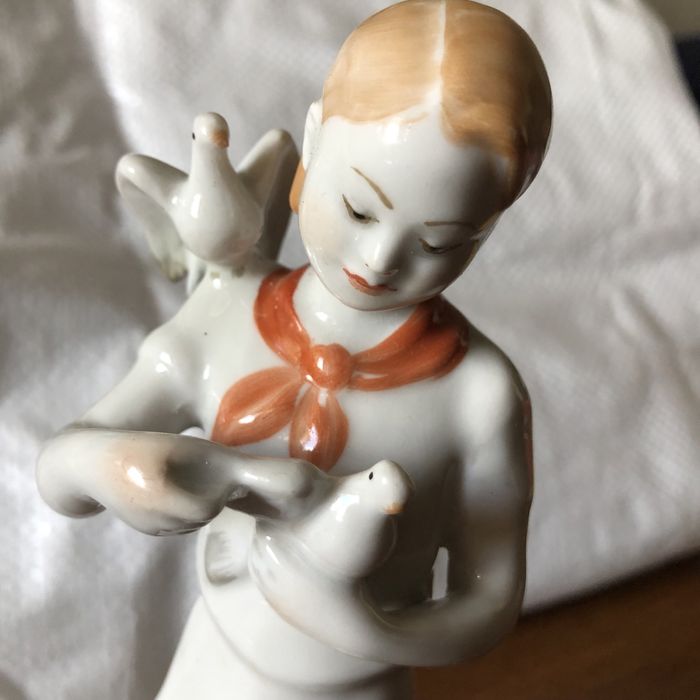 Статуетка ЛФЗ Пионерка з голубами