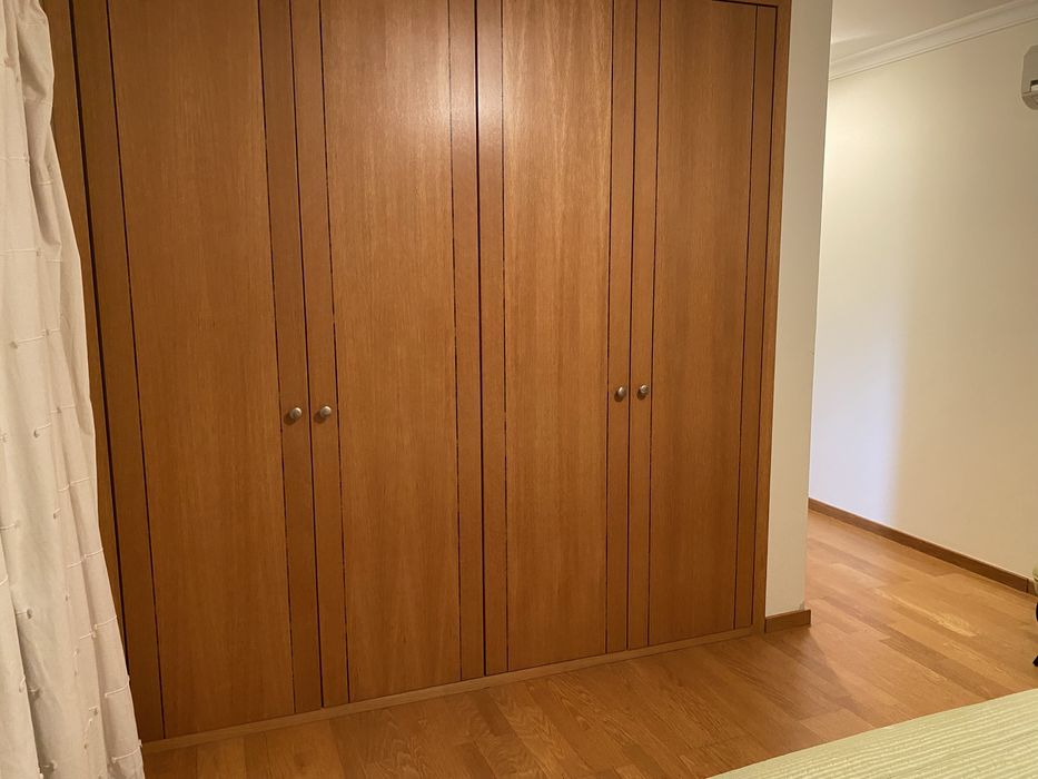 Roupeiro em madeira praticamente em estado novo