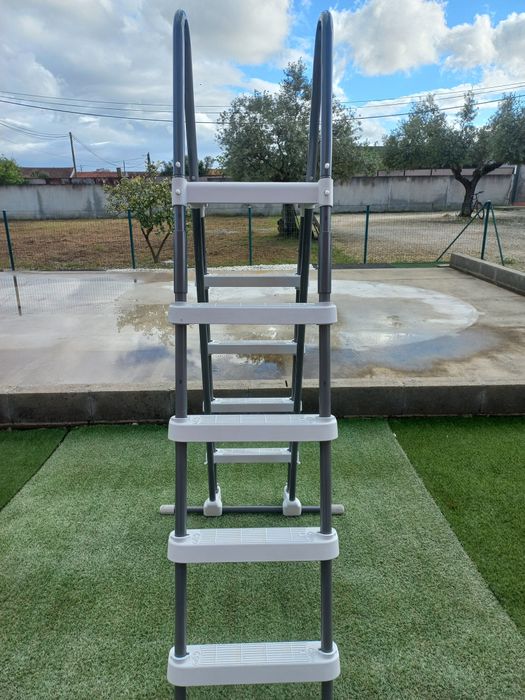 Escada de piscina nova