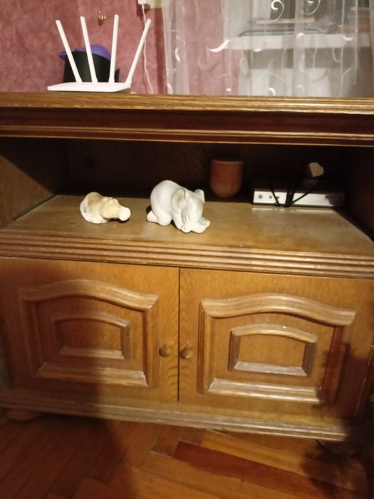 Тумбочка під телевізор