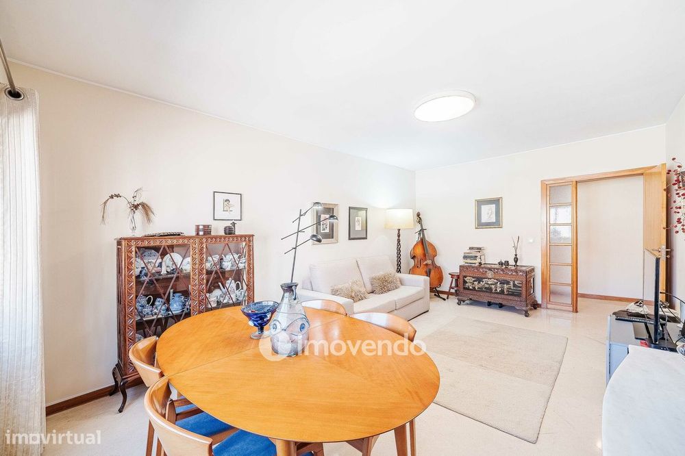 Apartamento T3, com garagem e arrecadação, na Ramada