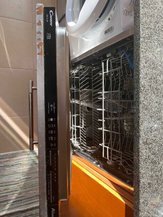 Máquina da loiça de encastrar Candy a funcionar mas com fuga de água