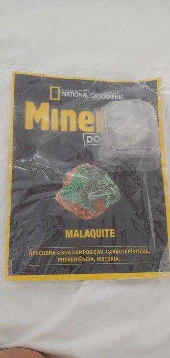 3 fascículos com minerais calcedónia, malaquite e turquesa
