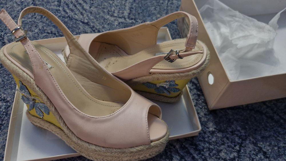 Босоніжки на платформі