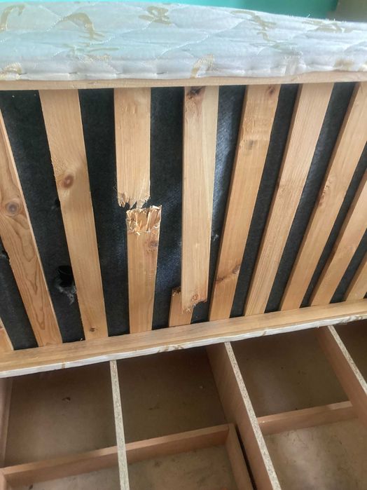 Ліжко  деревьяне 2м*0.9м з матрацом. самовивіз.