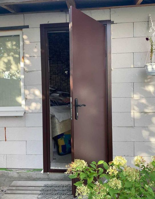 Вхідні двері в гараж підʼїзд будинок. Залізні двері. Технічні двері