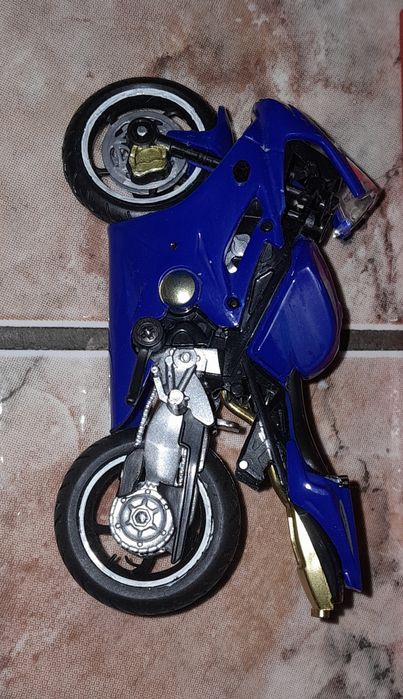 Motas miniatura e bicicletas