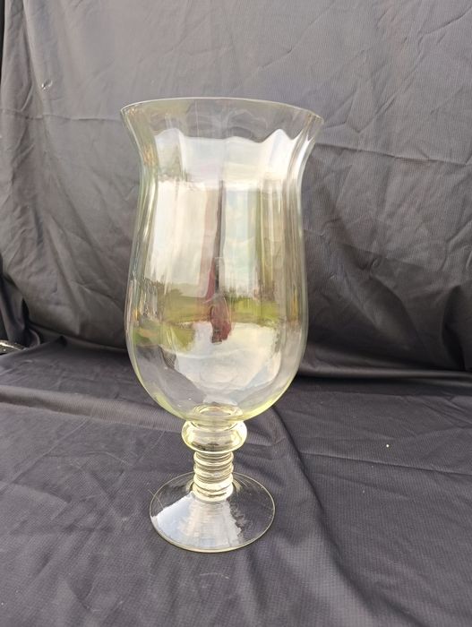 Szklany kielich wazon.