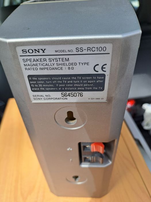 Colunas sony em madeira
