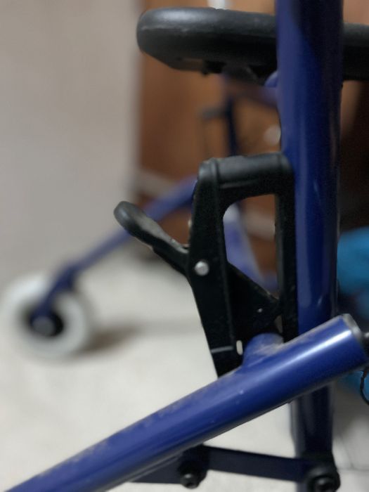 Andarilho de alumínio e 4 rodas