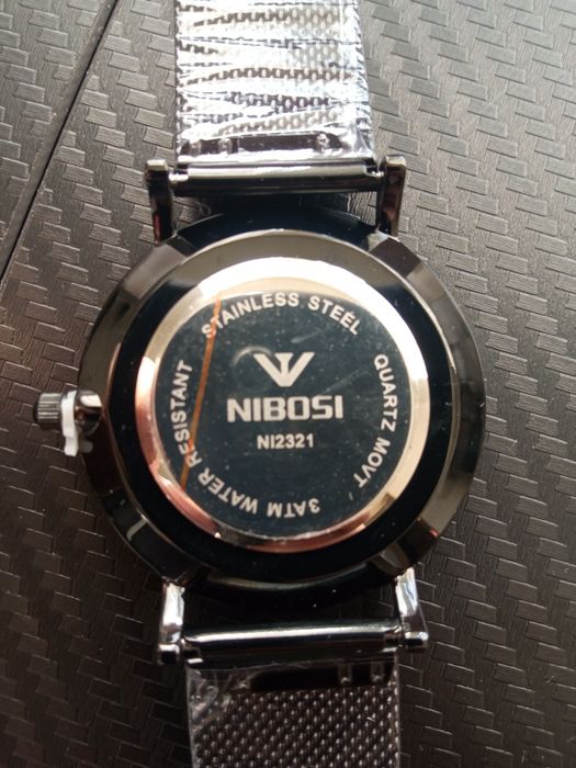 Nowy czarny zegarek na rękę