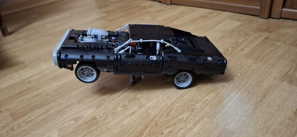 Продаю б/у лего техник машину додж чанжер