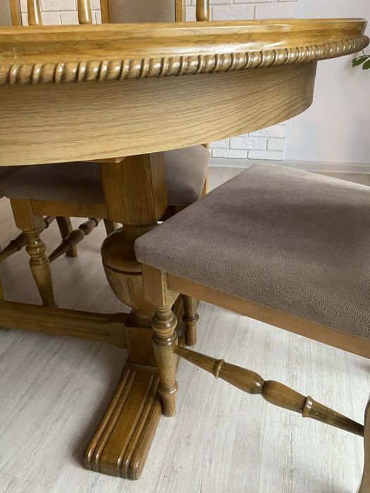 Stół dębowy z krzesłami