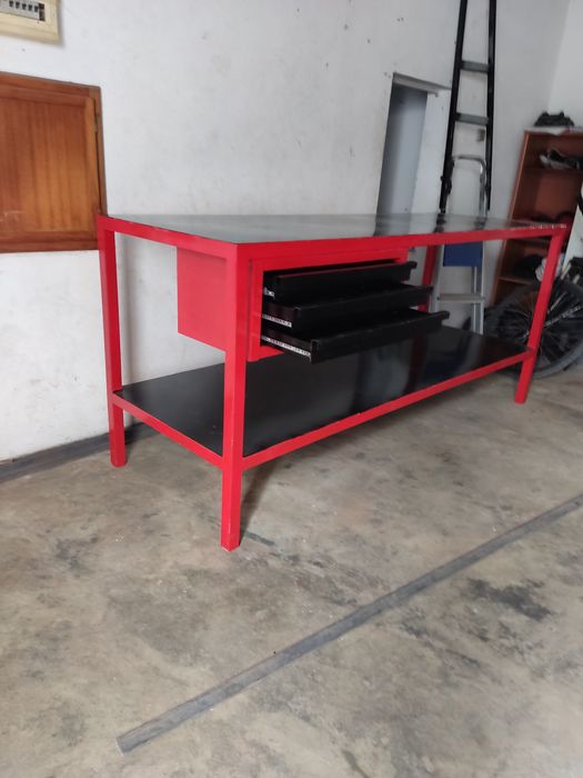 Bancada de trabalho com gavetas