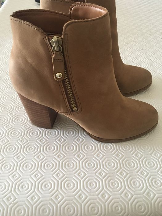 Botas de salto alto.