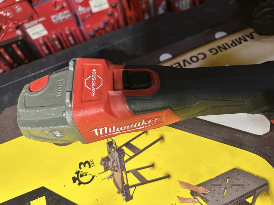 Болгарка (кутова шліфувальна) Milwaukee M18 ONEFSAG125XB Шліфмашина кутова акумуляторна MILWAUKEE M18 ONEFSAG125XB-0X, Ø125мм