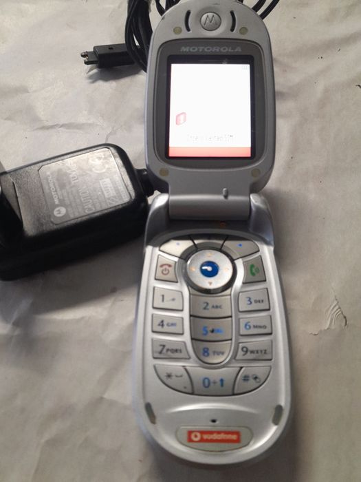 Telemóvel Motorola antigo com carregador a funcionar bem