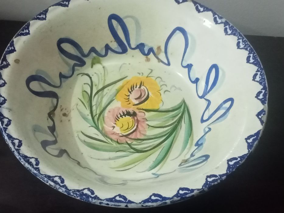 Bacia/ saladeira e pequena caneca em faiança