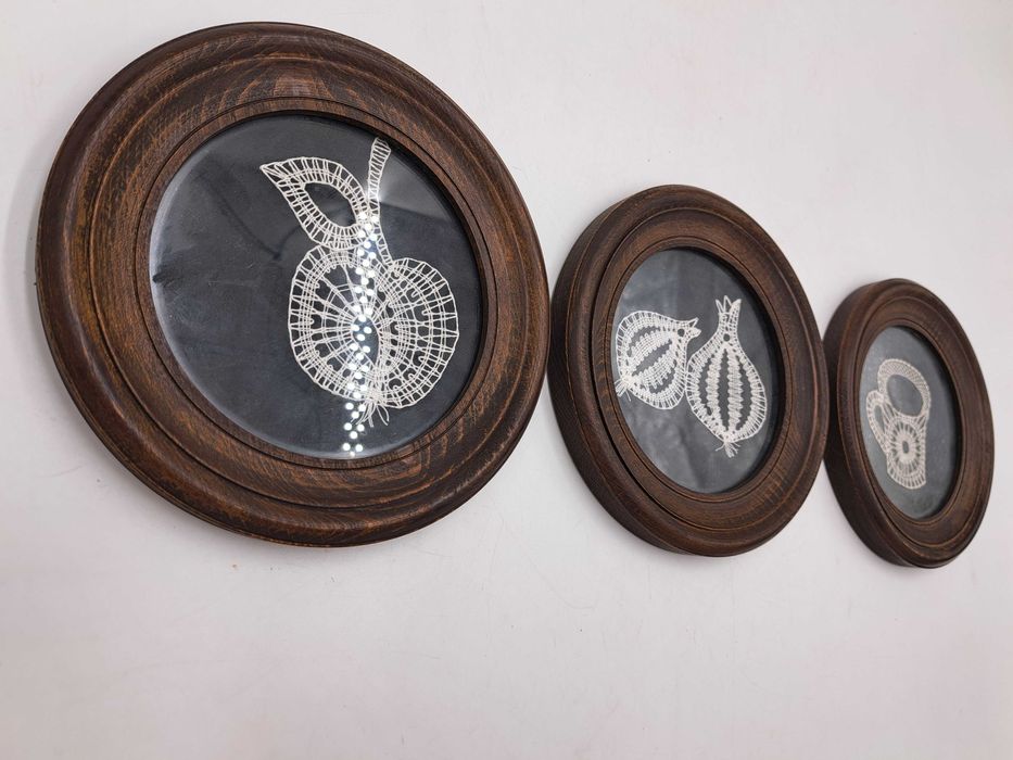 Obrazek koronkowy haft szydełko okrągła rama jabłko cebule filiżanka