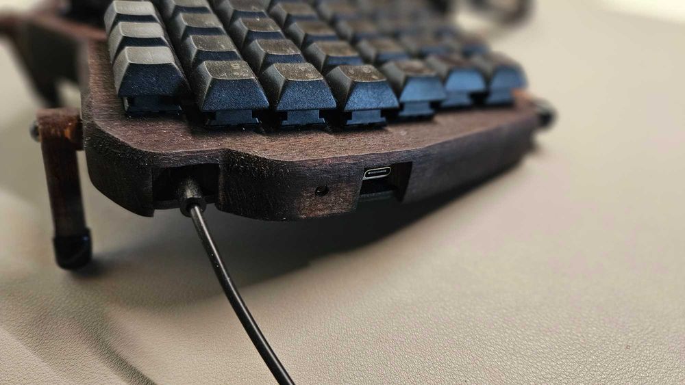 Ergonomiczna klawiatura mechaniczna ErgoDash firmy FalbaTech