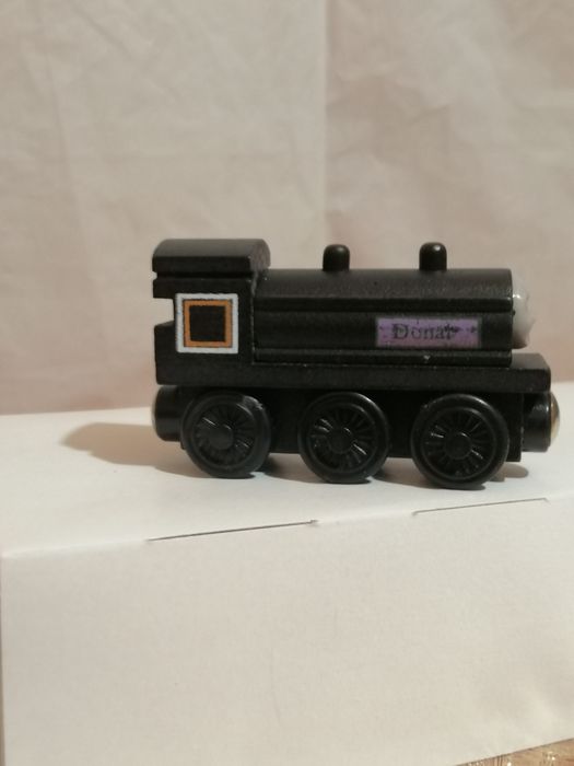 Zestaw 5 pociągów na magnes.