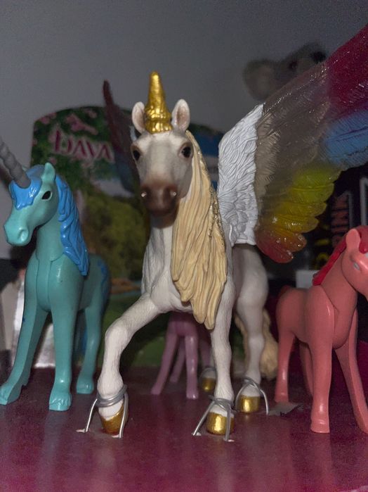 Unicorn Collection434198892638392321