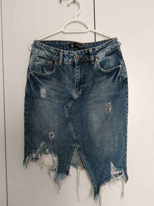 Рвана джинсова спідниця