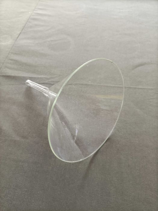 Funil em vidro, design simples