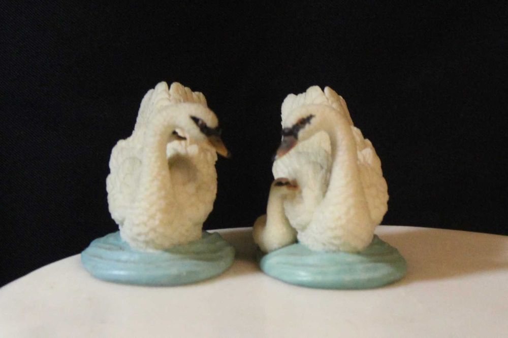 Cisnes dos anos 80, ave aquática, lago, natureza, estatuetas, pássaros