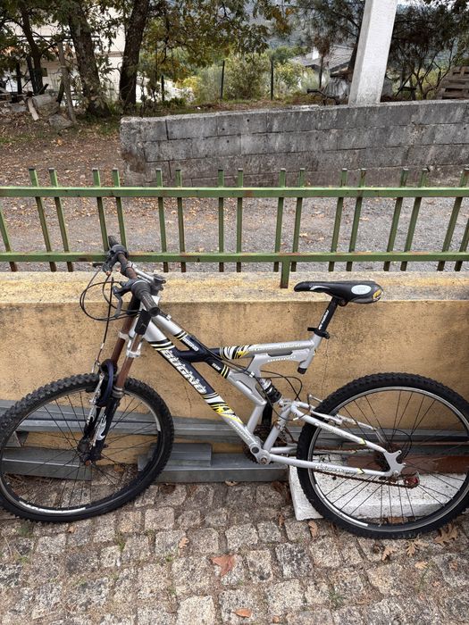 Bicicleta btt ( precisa arranjos )