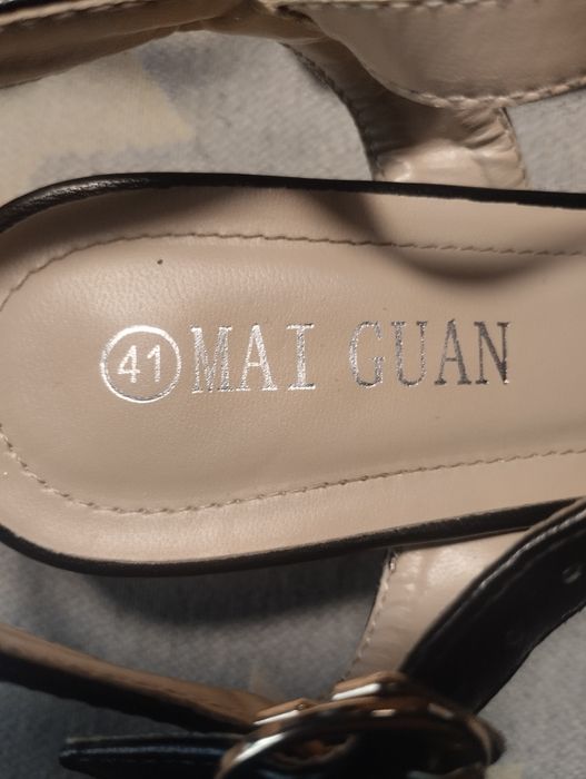 Кожаные женские босоножки