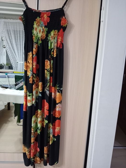 Długa czarna w kwiaty na ramiączka r. M