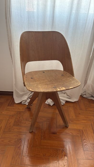 Cadeira Vintage Giratória em Madeira – Estilo Mid-Century / Retro