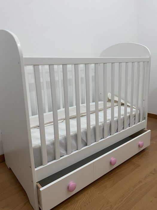 Berço de bebé branco