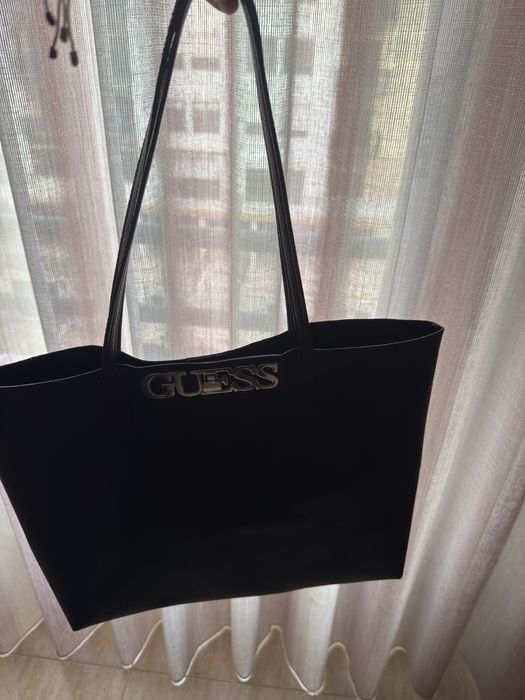 Mala guess preta com letras da marca