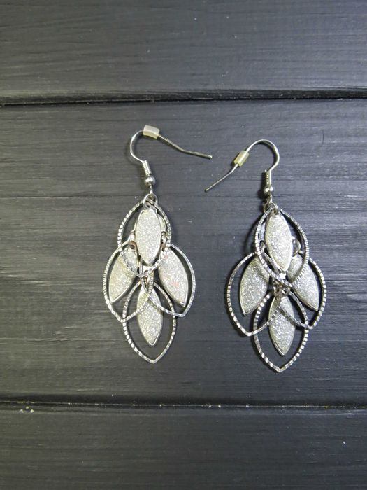 Серьги длинные белые