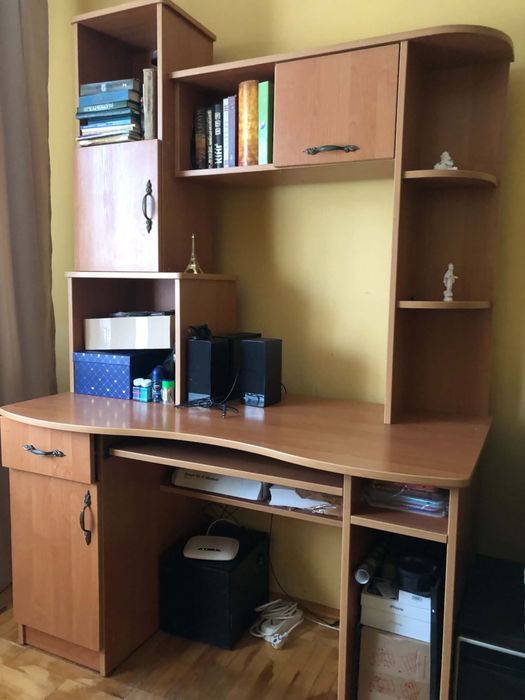 Столик компʼютерний, шафа.