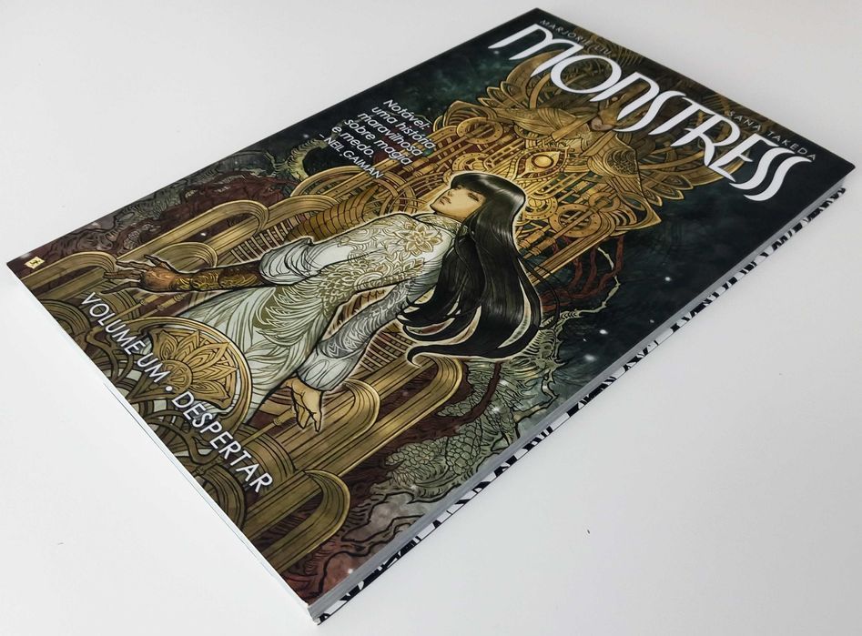 BD Monstress 1 Despertar de Marjorie Liu e Sana Takeda [Portes Grátis]