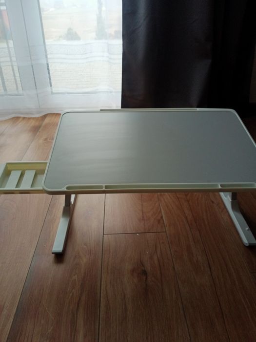 Stolik na laptopa, regulacja wysokości i kąta nachylenia